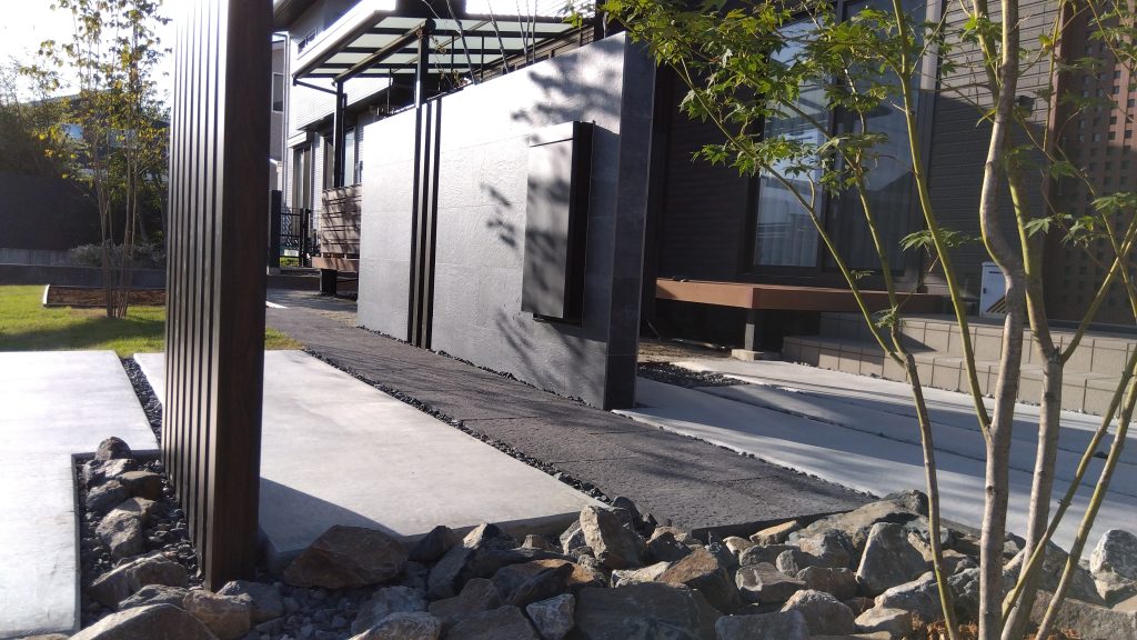 割栗石と雑木が作る、自然の奥行き