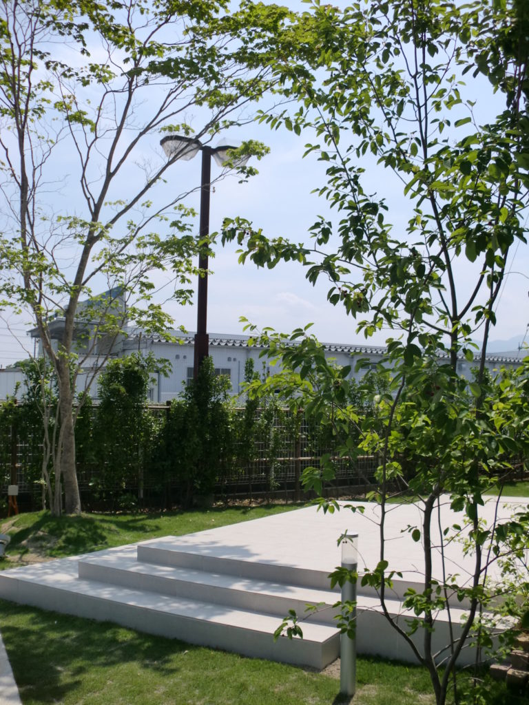 山梨の風景に溶け込む、四季を感じる庭づくり