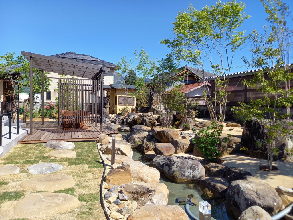 巨石が描き出す、躍動感あふれる「水」の流れ