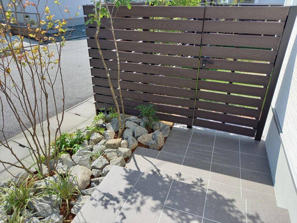 中庭への通路は、段差をつけて立体感を。一段毎の空間を広くとることで通路のゆとりを持たせ使いやすくしました。
直線的な形状なタイルの中に、幅を調整して導線上の変化をつくりました。