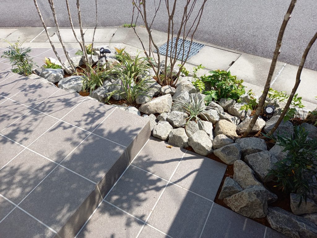 下草の中にはT様が育てられていたアジサイを入れ、玄関に彩を追加しました。