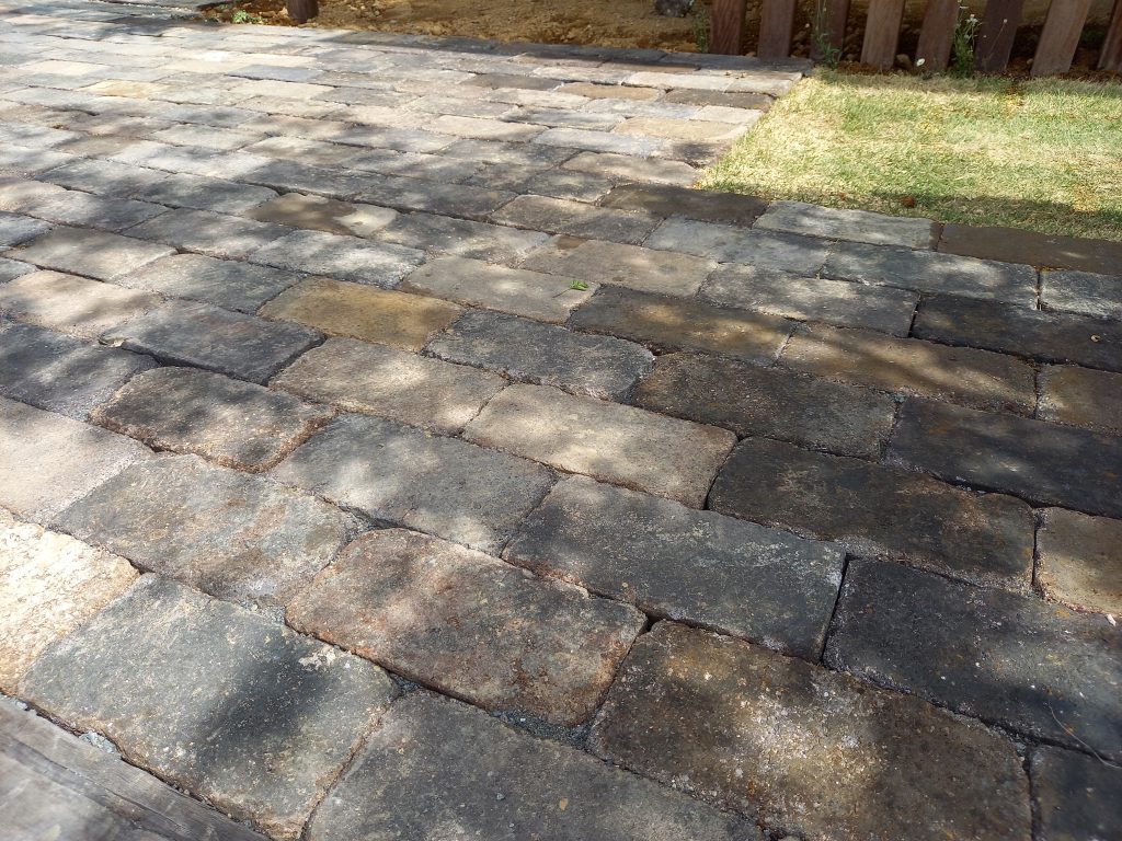 焼成の関係上、色ムラが生まれる事で一つ一つが違った色味なので単調にならず、何年もそこにあったかのような風合いが生まれます。
