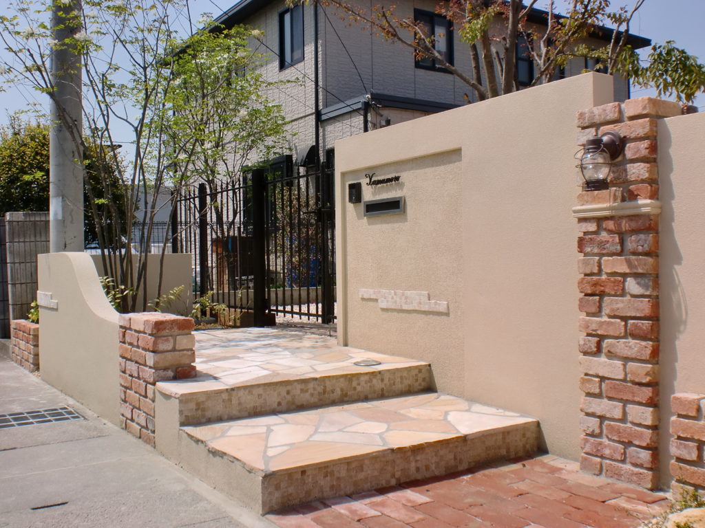 乱貼りステップが映える塗り壁エントランス