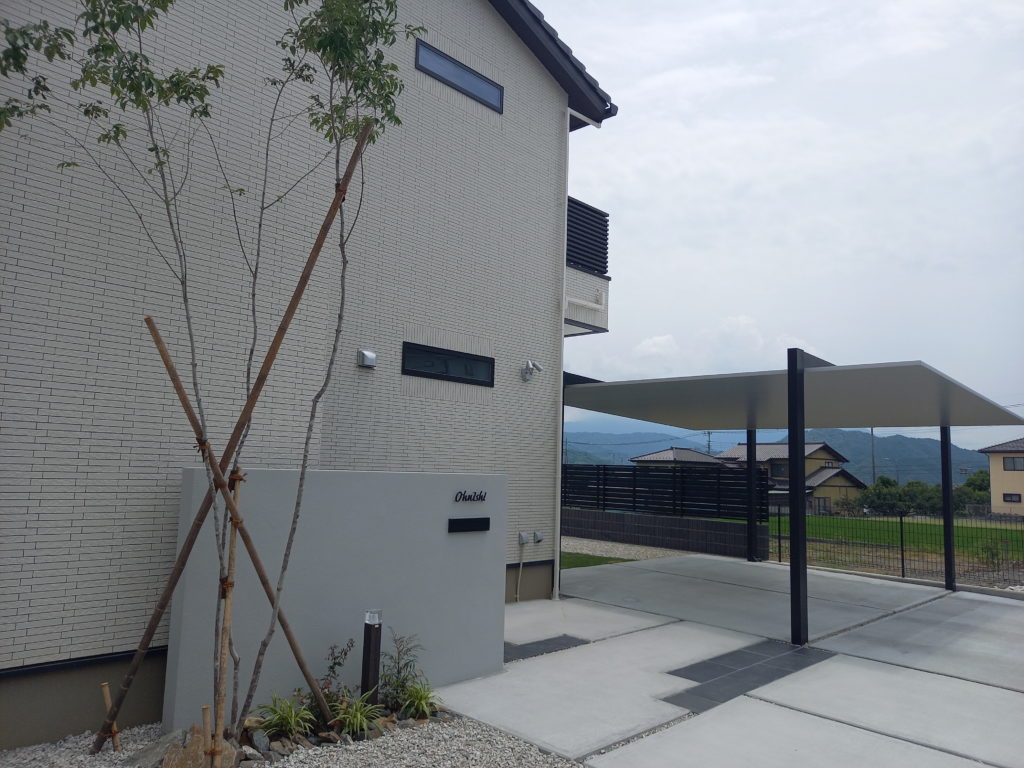 門柱付近にはアオダモ、照明を設置