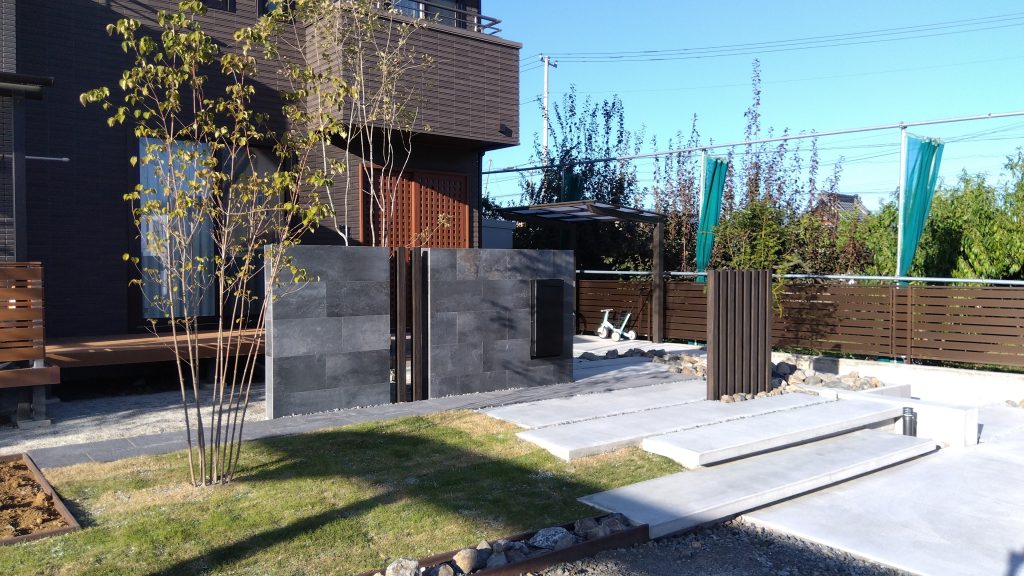 光と影を楽しむ「くつろぎの庭」