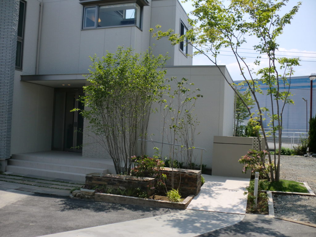 割栗石が作り出す、力強くもナチュラルな足元