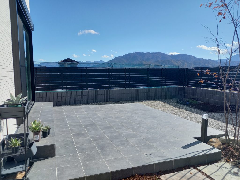 タイルテラスに関しては立上りを低く、重心を下げるような形