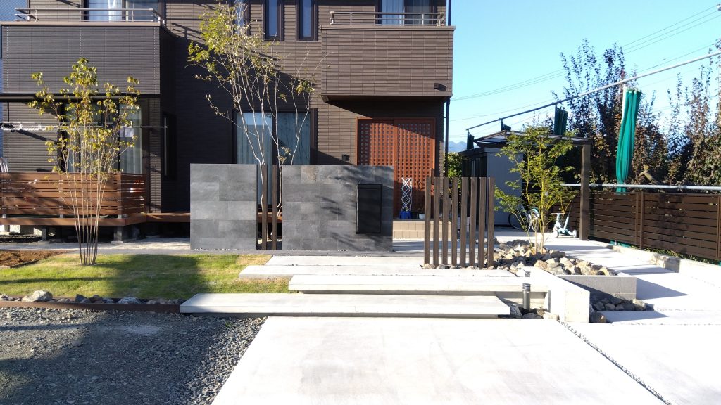 空間を引き締める「黒タイル貼り」の意匠壁