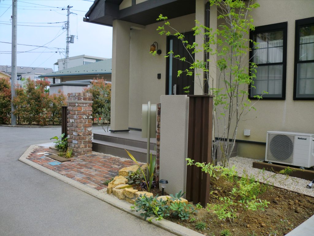 歩くのが楽しくなる「アンティークレンガ」のアプローチ