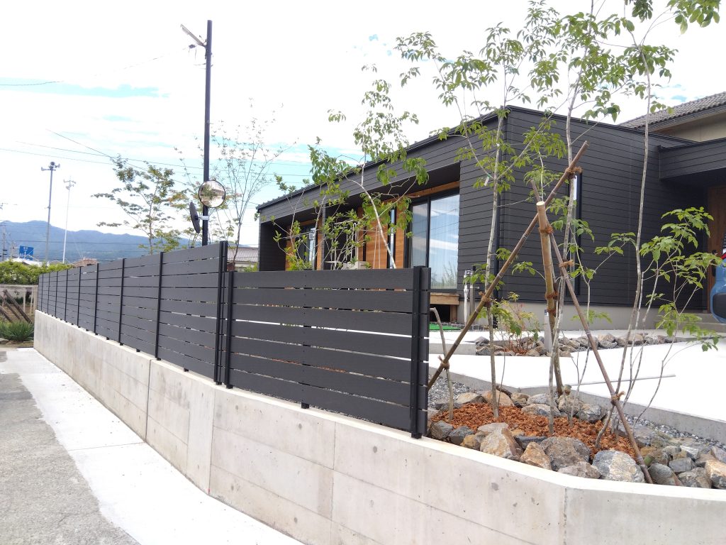 黒い建物と調和する「黒色人工木材フェンス」の目隠し