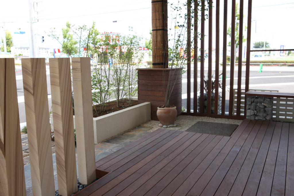 リズムを生む「角柱の列柱」で視線をコントロール