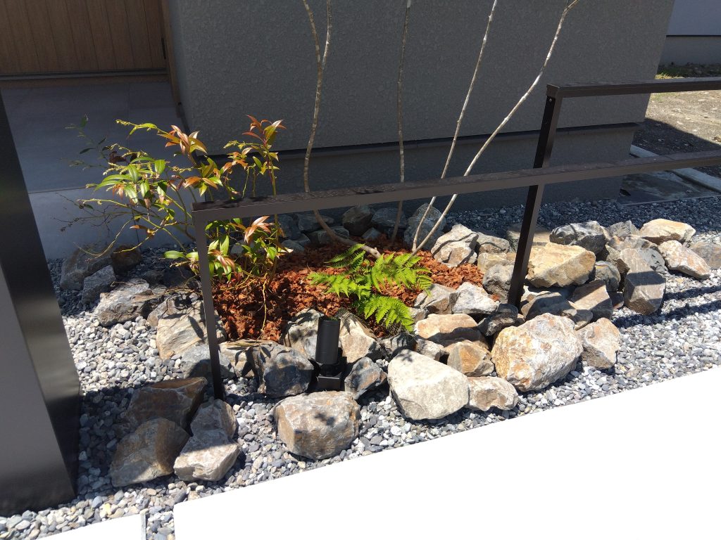 雑木と割栗石が彩るナチュラルな風景