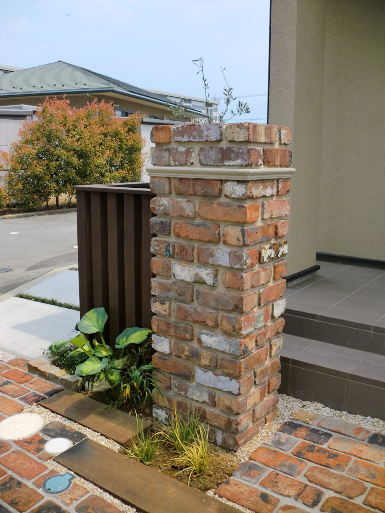 空間に奥行きを生む「角柱の列柱」