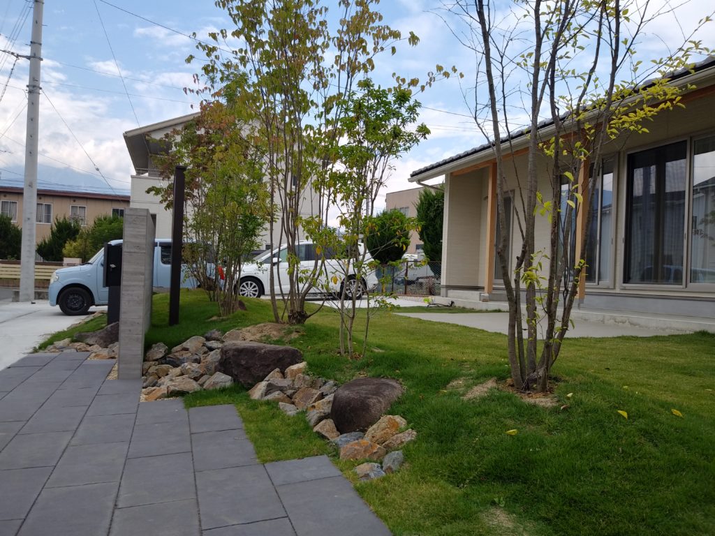 割栗石と石畳が描き出す、上質なアプローチ