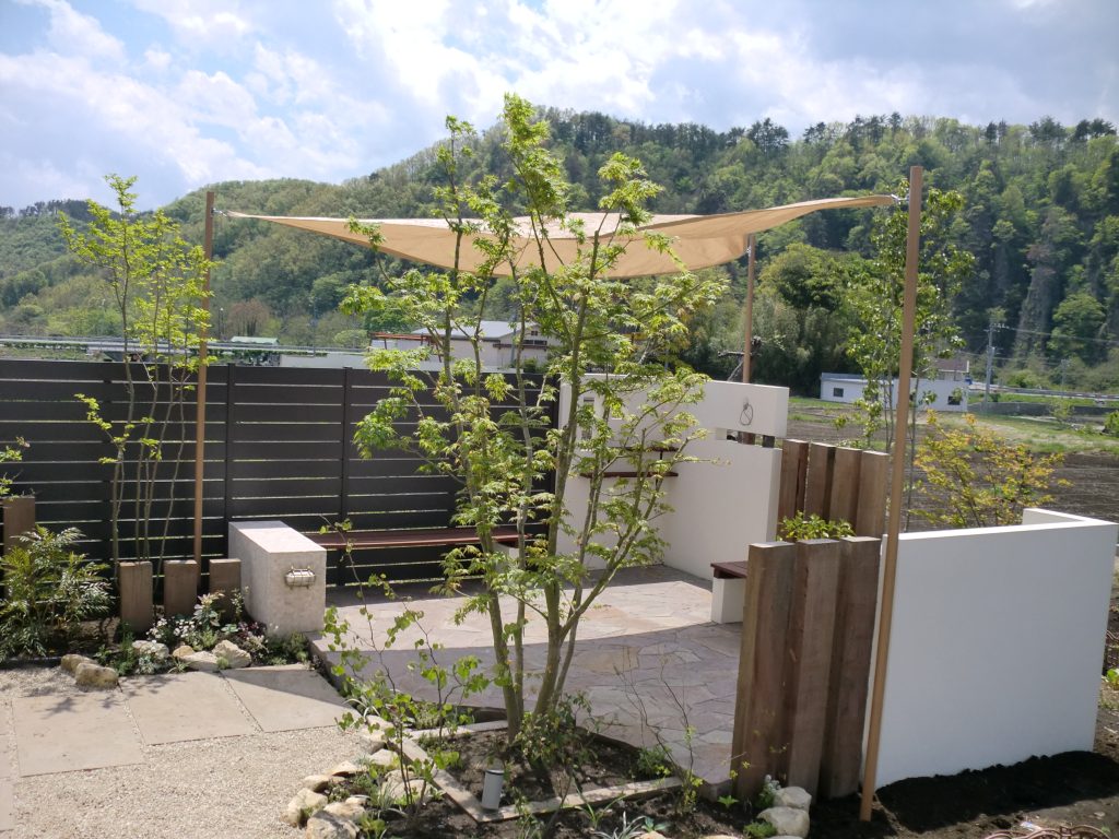 周囲に植栽されたアオダモやモミジなどの雑木が、自然な木陰をプラス