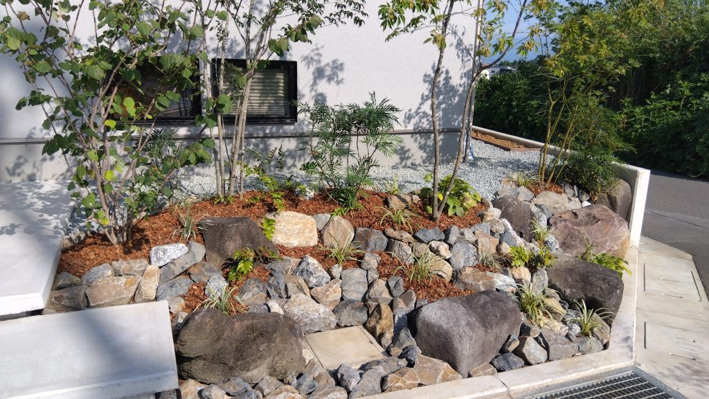 高低差が一番ある場所には植栽の造作、景石とぐり石を組合せる事で自然的な様子を再現しています