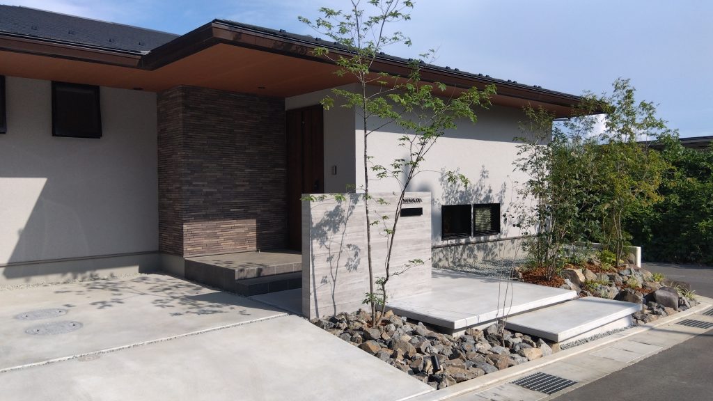 道路との段差がある事で自然と見上げる形となり、普段の見ている植木とは大きく印象が異なります。