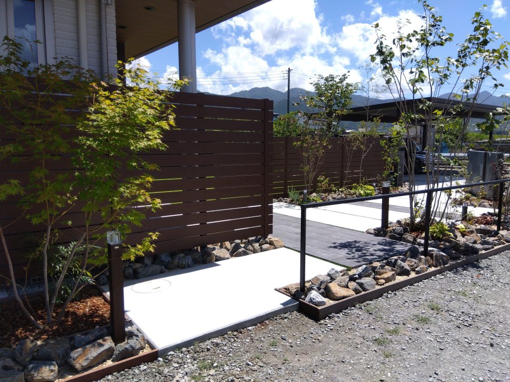 割栗石と下草が彩る、瑞々しいアプローチ