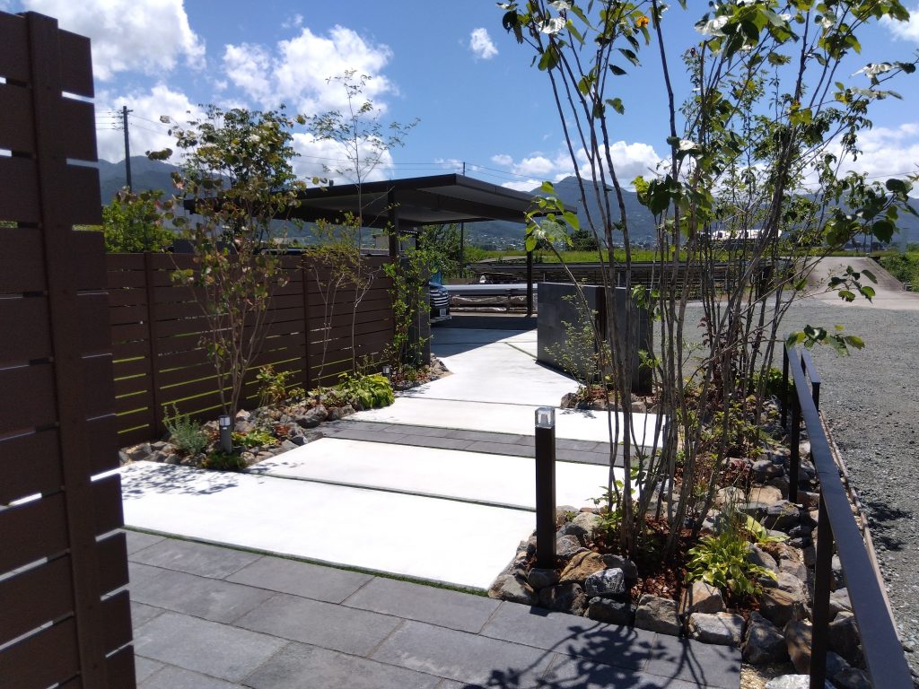 計算された雑木の配置がつくる、木漏れ日の庭