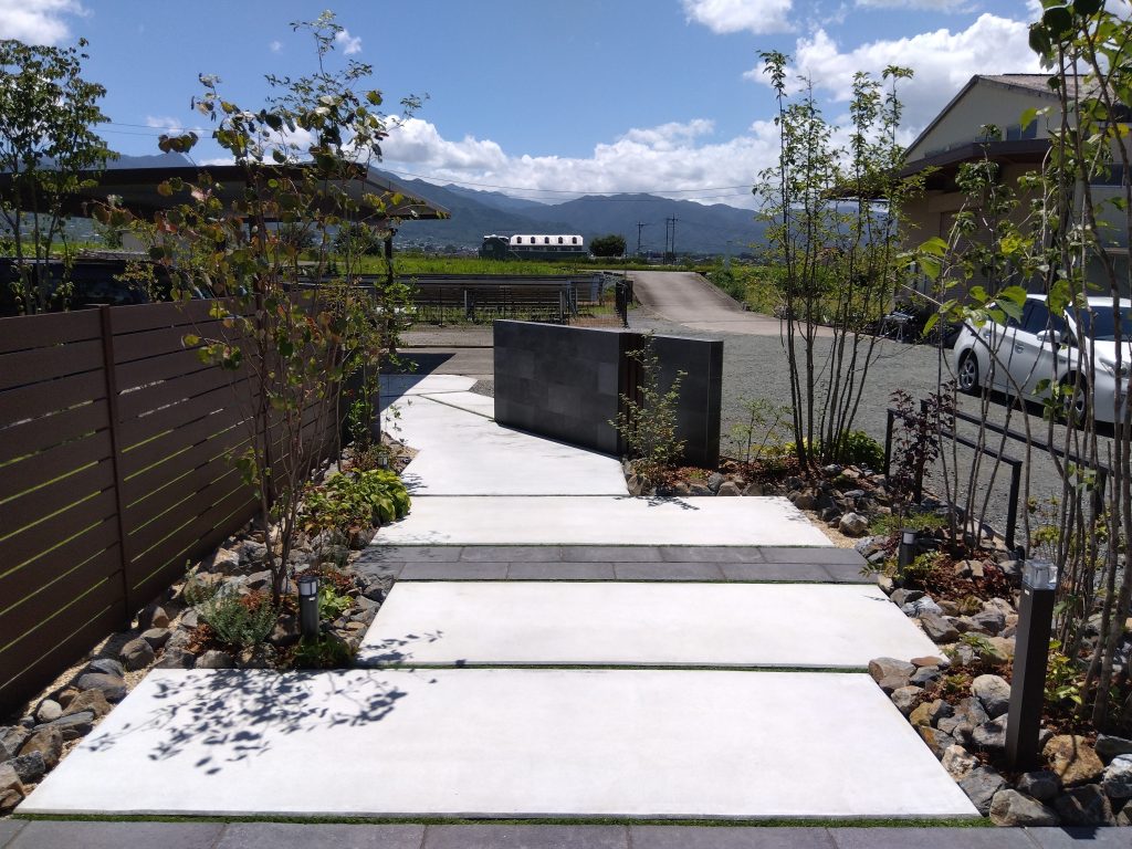 厳選されたタイルや石、そして植物