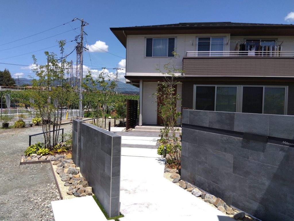 「黒タイル貼り」の門壁