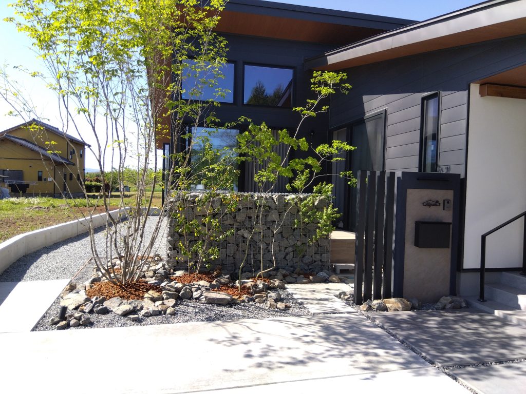 重厚感あふれる「黒塗り壁」の意匠壁