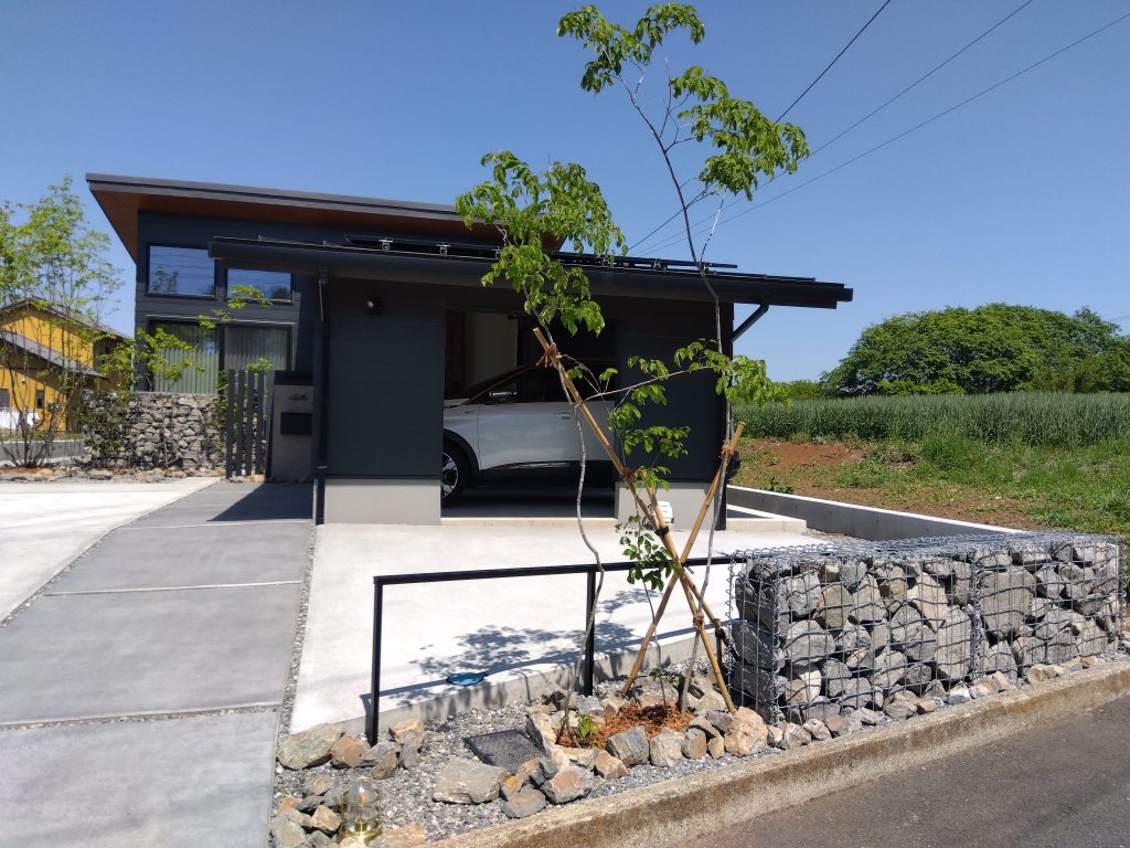 蛇篭（ガビオン）と割栗石の力強い質感