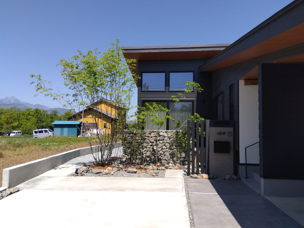 雑木が添える、柔らかな潤い