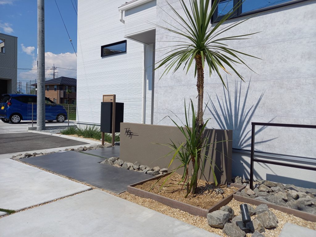 シンボルツリー「ドラセナ」と割栗石のドライガーデン