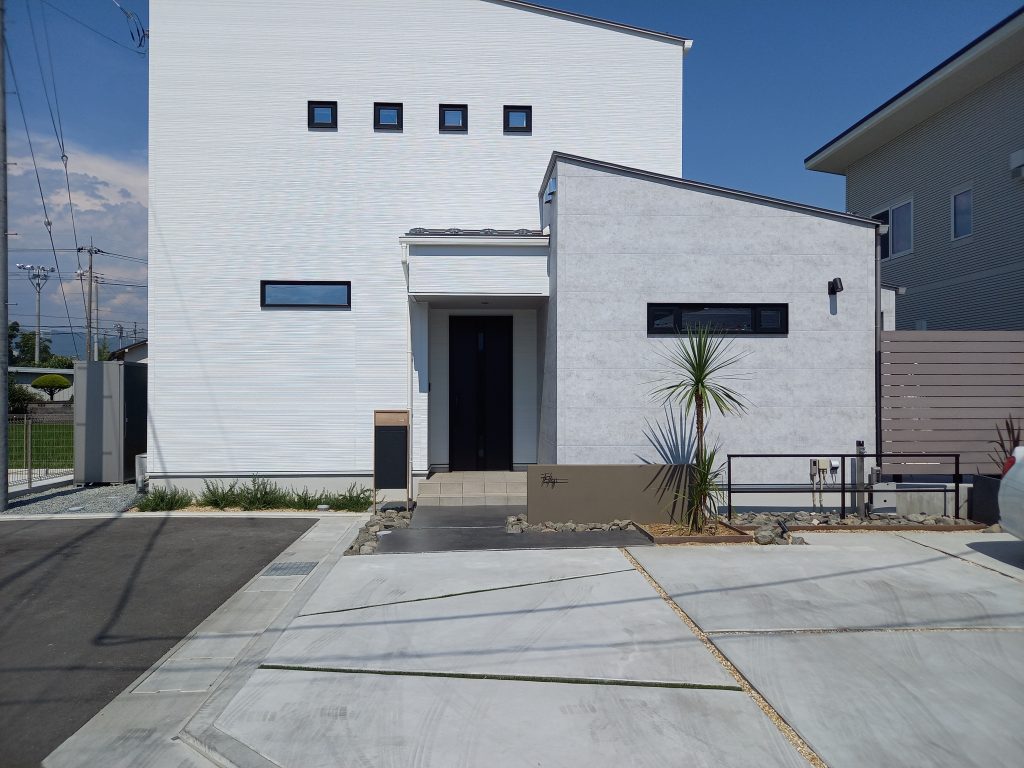 計算されたラインが美しい、コンクリートのカースペース