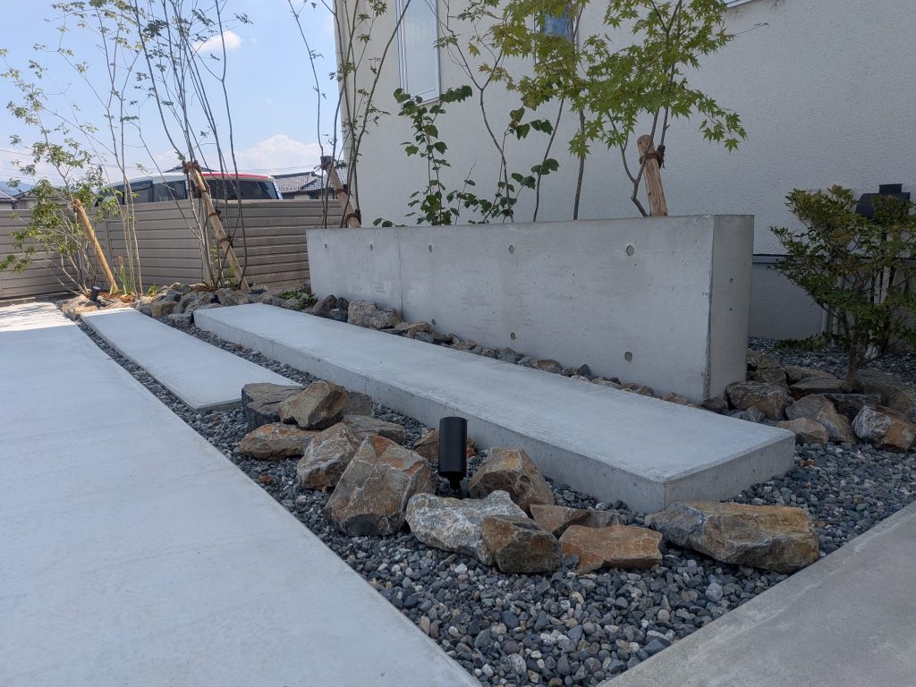 ライトアップに映える雑木の庭