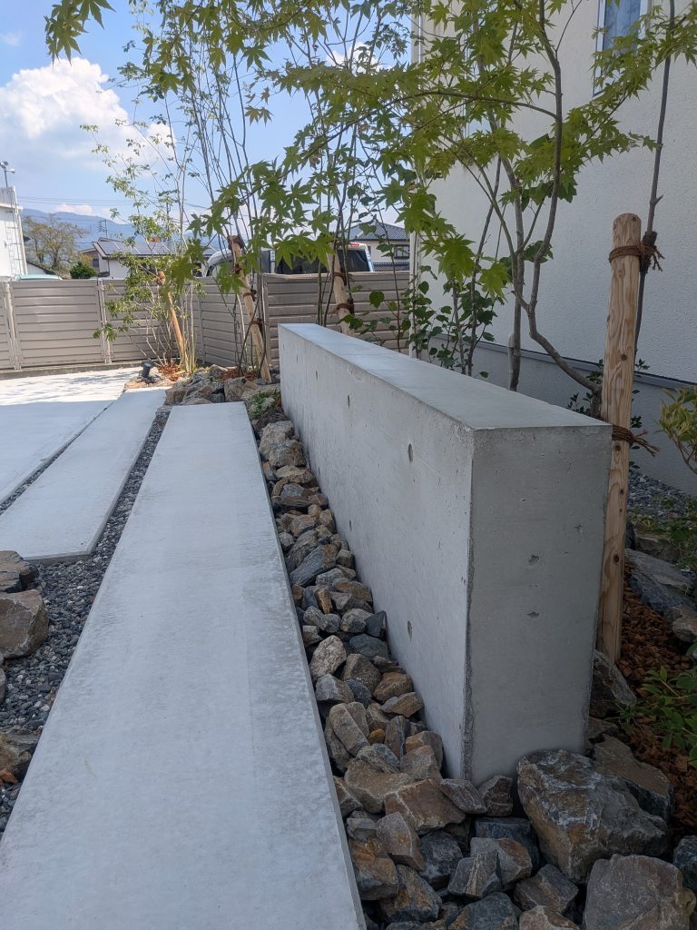 雑木と割栗石が添える、柔らかな境界線