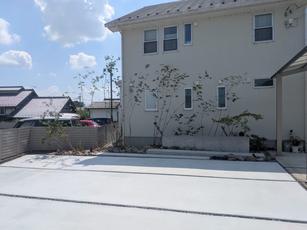 「雑木・割栗石」というナチュラルな要素と、「ローウォール」**の都会的なデザインを掛け合わせた、魅力的な構成に仕上げました。