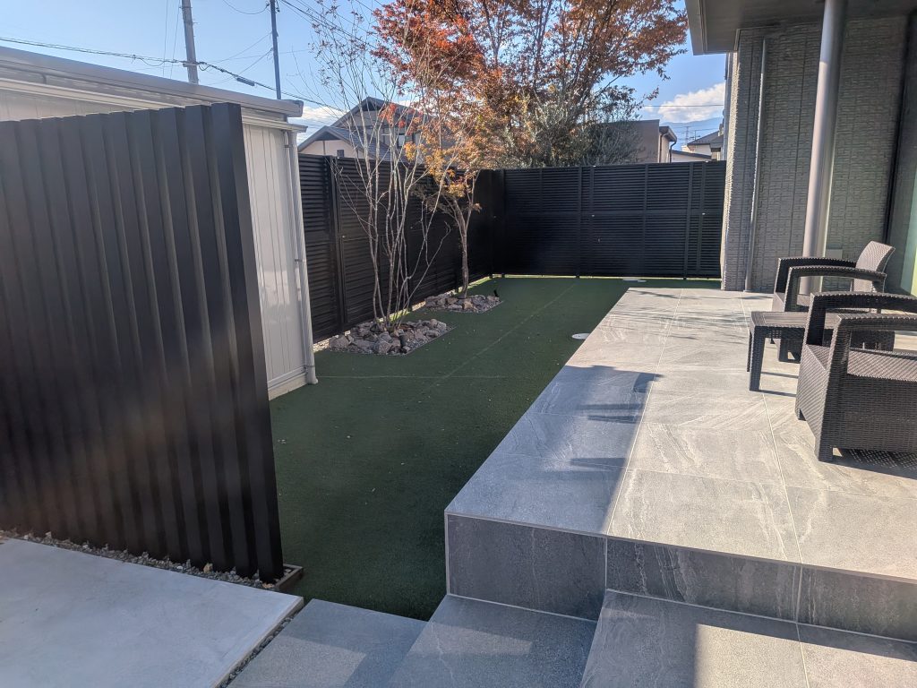 タイルテラスと人工芝の融合