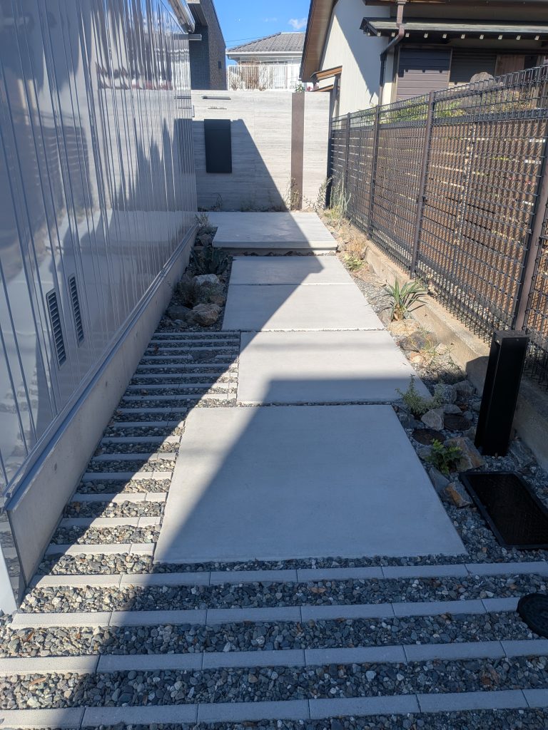 アガベとボーダーブリックが作るドライモダンなアクセント