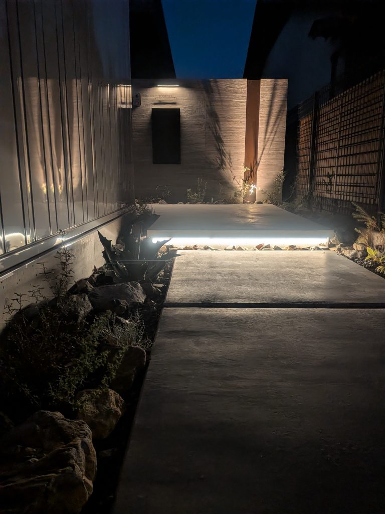 浮遊感を強調する「階段用LED」の輝き